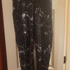 NWOT Pop Fit Capri size XL black, gray, white